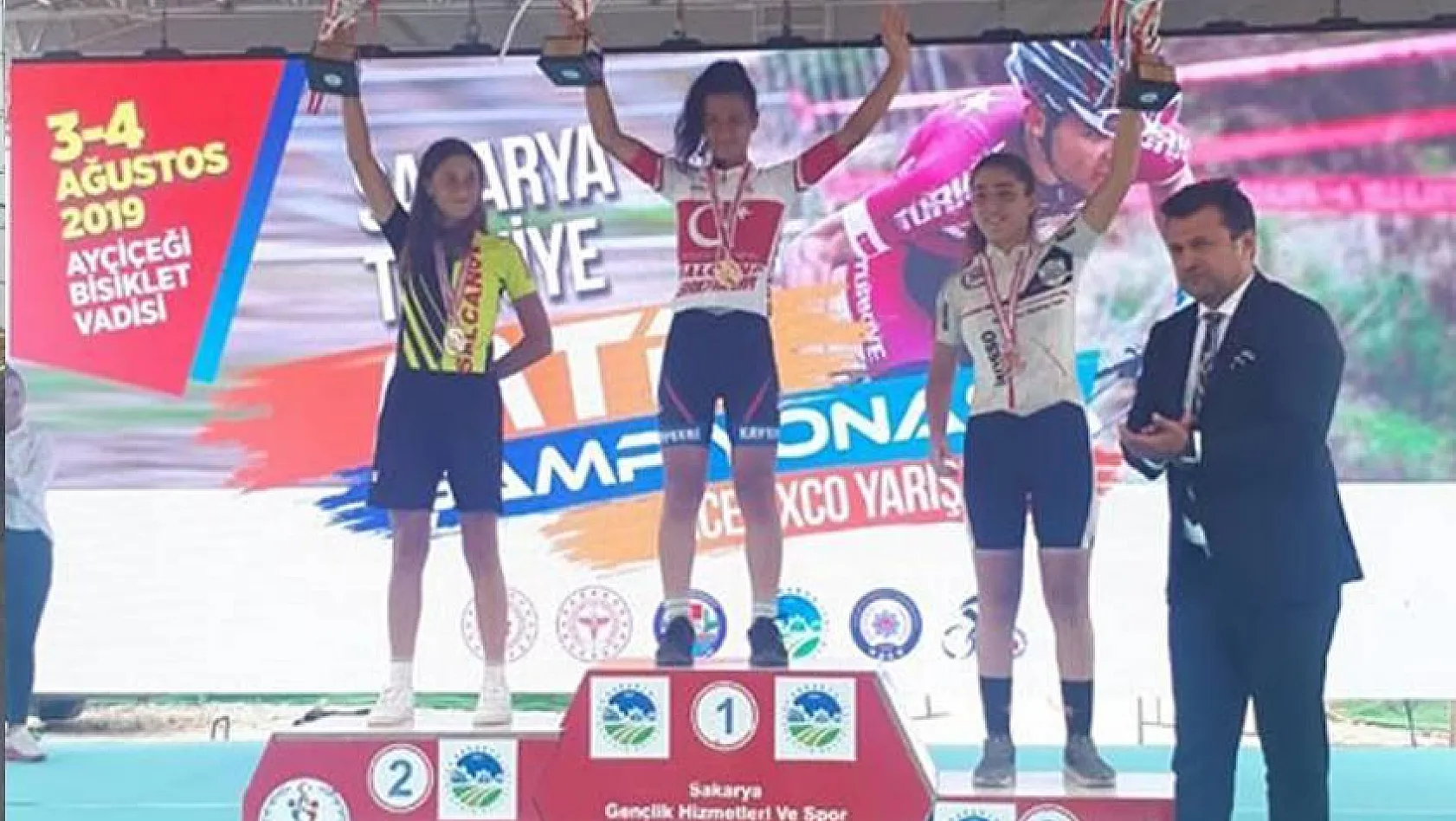 Kayserili bisikletçiler Sakarya'dan 2 altın, 1 gümüş ve 1 bronz madalya ile döndü