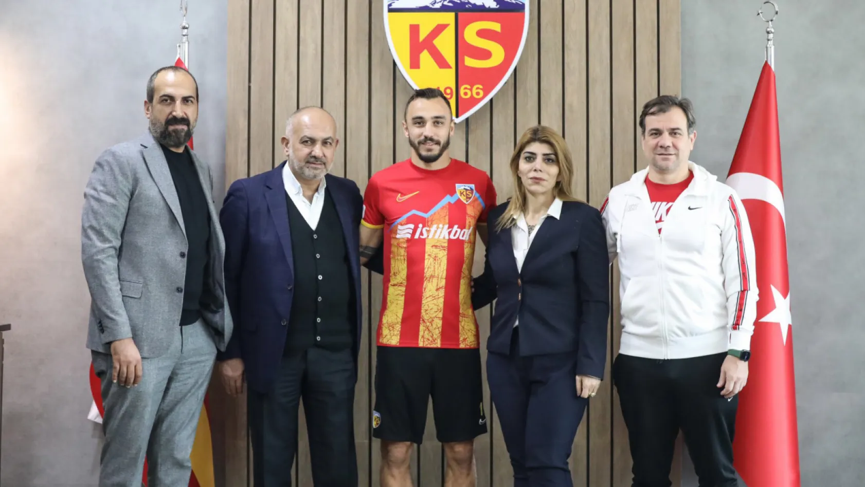 Kayserispor'da Gökhan Sazdağı'nın da sözleşmesi uzatıldı
