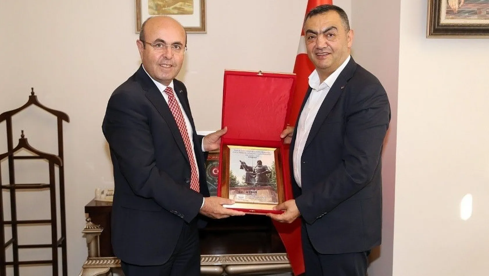 KAYSO Başkanı Büyüksimitci, Nevşehir ve Kırşehir'de Oda ve Borsaları Ziyaret Etti
