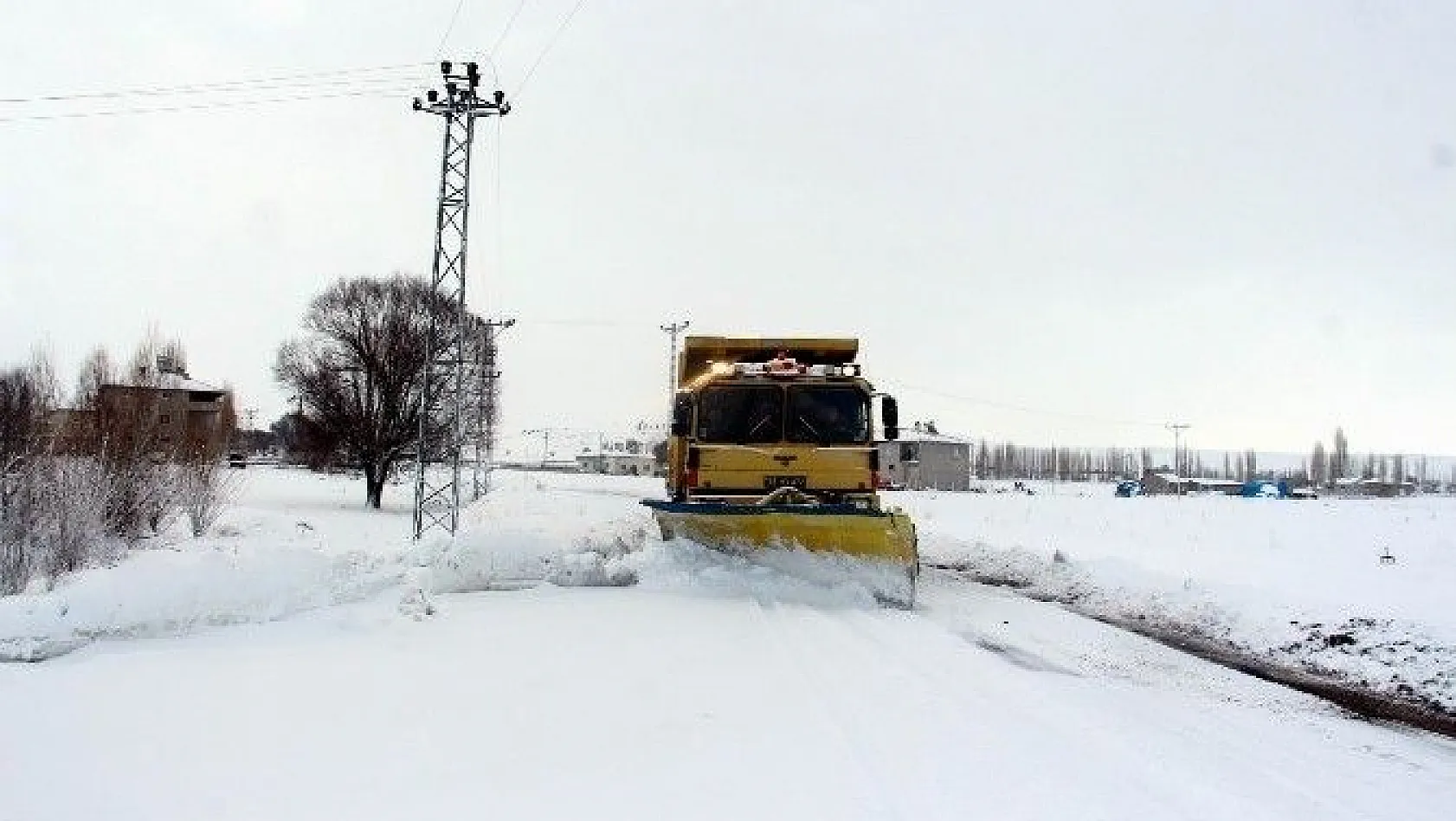 Kırsal mahallelerde karla mücadele ekiplerinden yoğun mesai