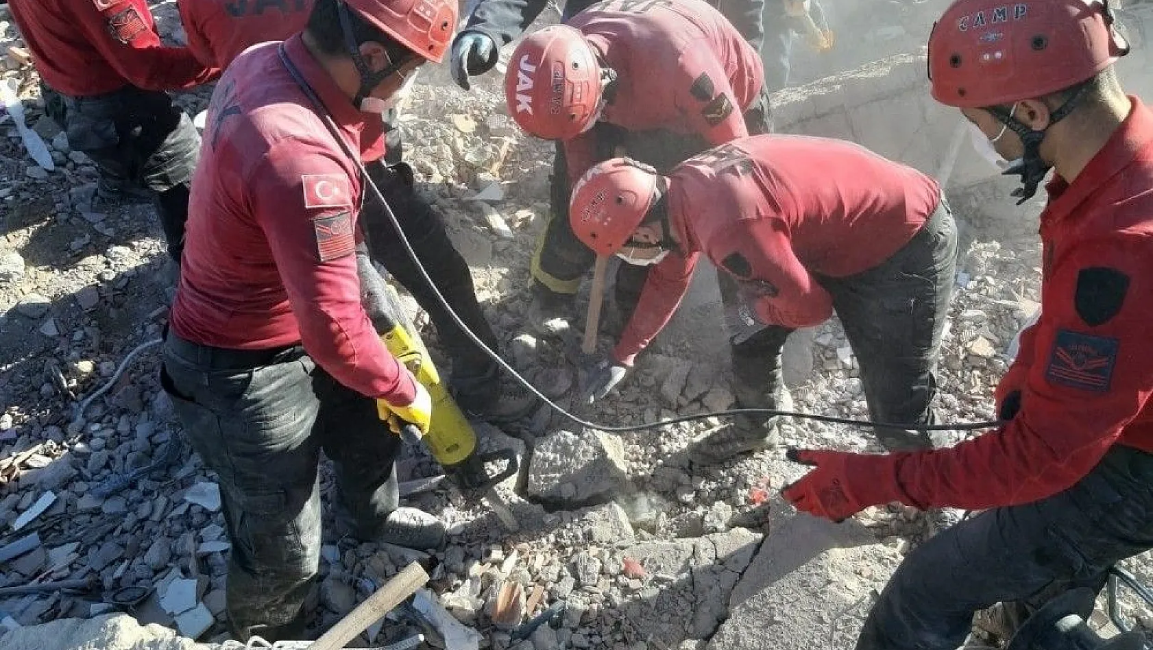 5 kişilik JAK timi deprem bölgesinde arama kurtarma çalışmalarında görevlendirildi