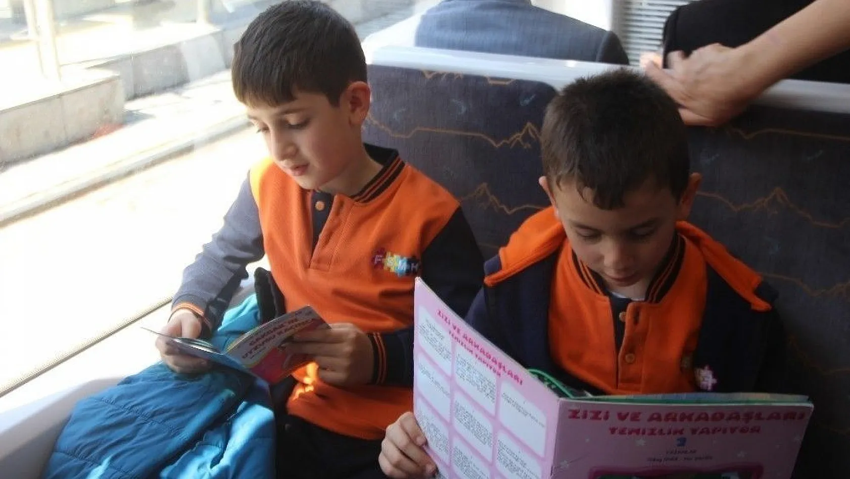 Kitap okumayı teşvik etmek için tramvayda kitap okudular