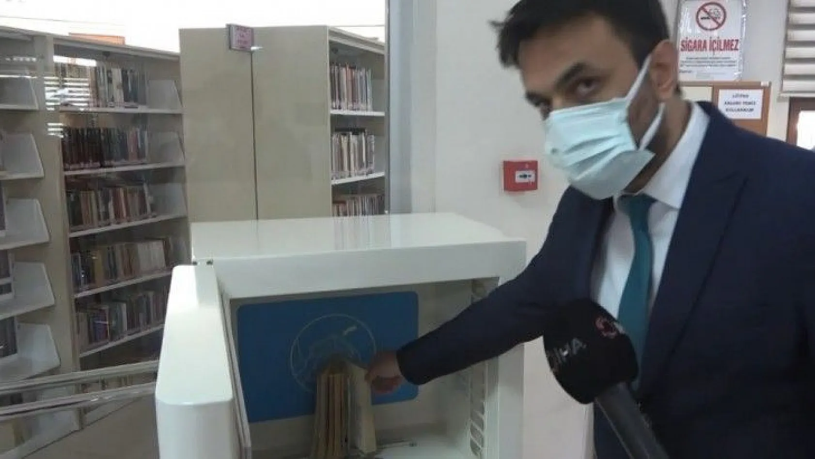 Kitapları virüse karşı dezenfekte ediyorlar