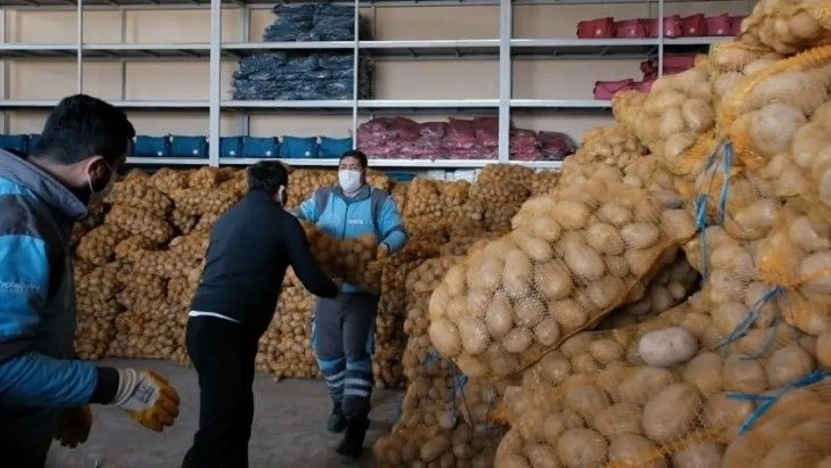 Kocasinan Belediyesi'nden ihtiyaç sahiplerine 80 ton patates