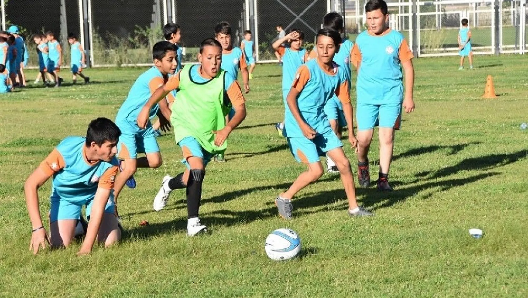 Kocasinan'da mahalleler arası futbol turnuvası düzenlendi
