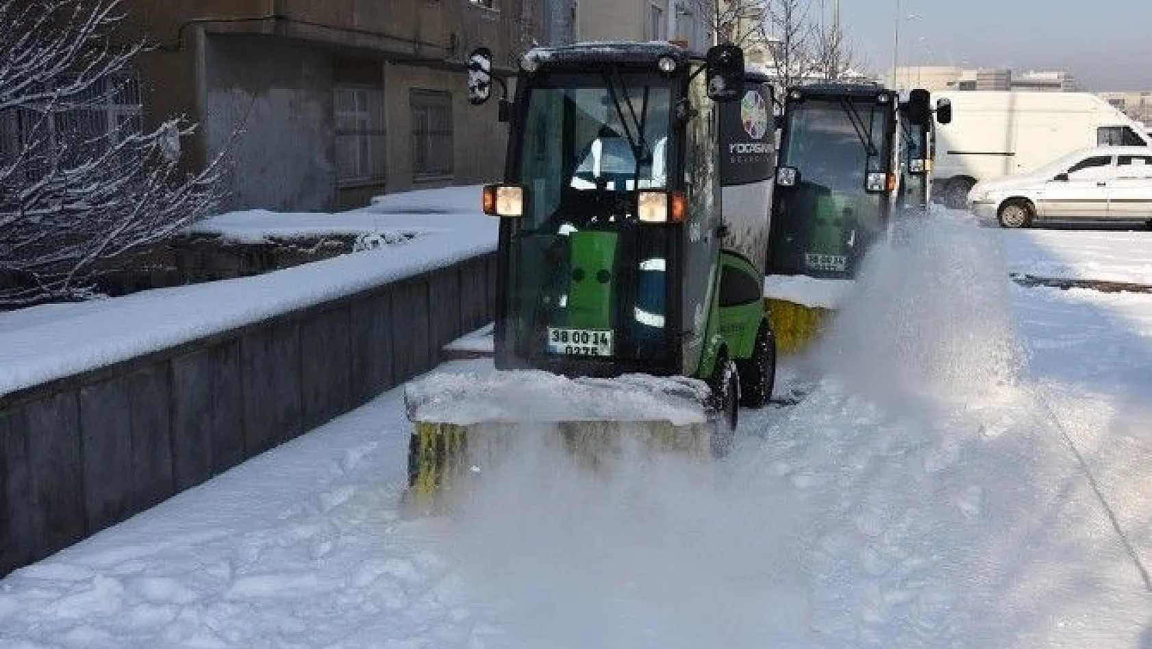 Kocasinan'da yeni nesil araçla karlar temizleniyor