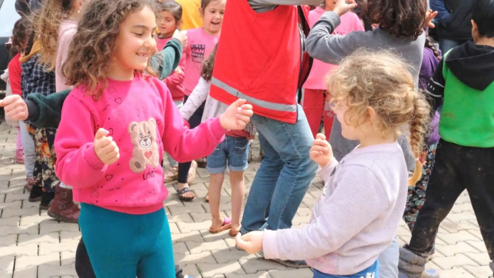 Kocasinan'dan kardeş belediye Türkoğlu'nda çocuklar için sokak oyunları şenliği