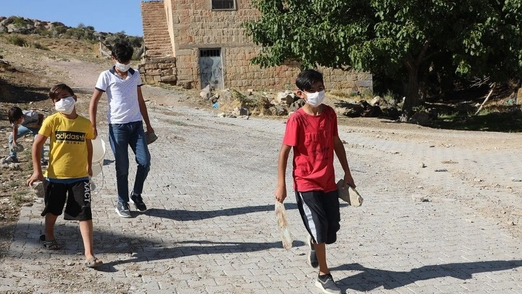 Koçcağızlı çocuklardan 'Ayağınıza taş değmesin' kampanyası
