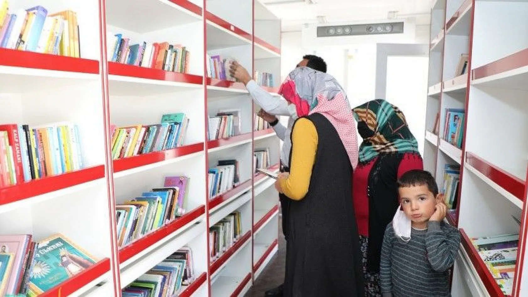 Talas'ta kütüphane geziyor, mahalleli okuyor
