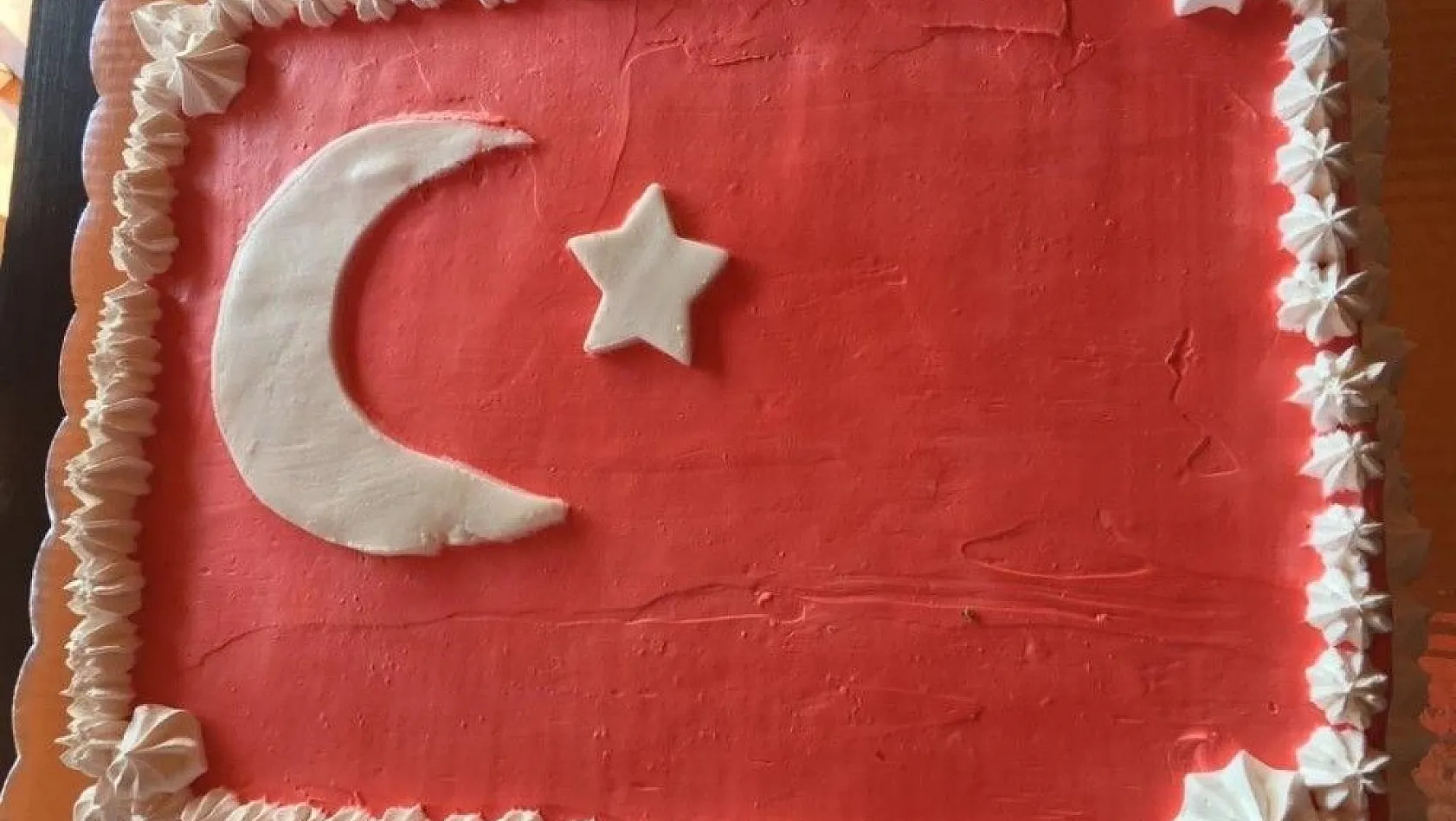 Meksikalı hasta Türk doktorlarına ay-yıldızlı doğum günü kutlaması ile teşekkür etti

