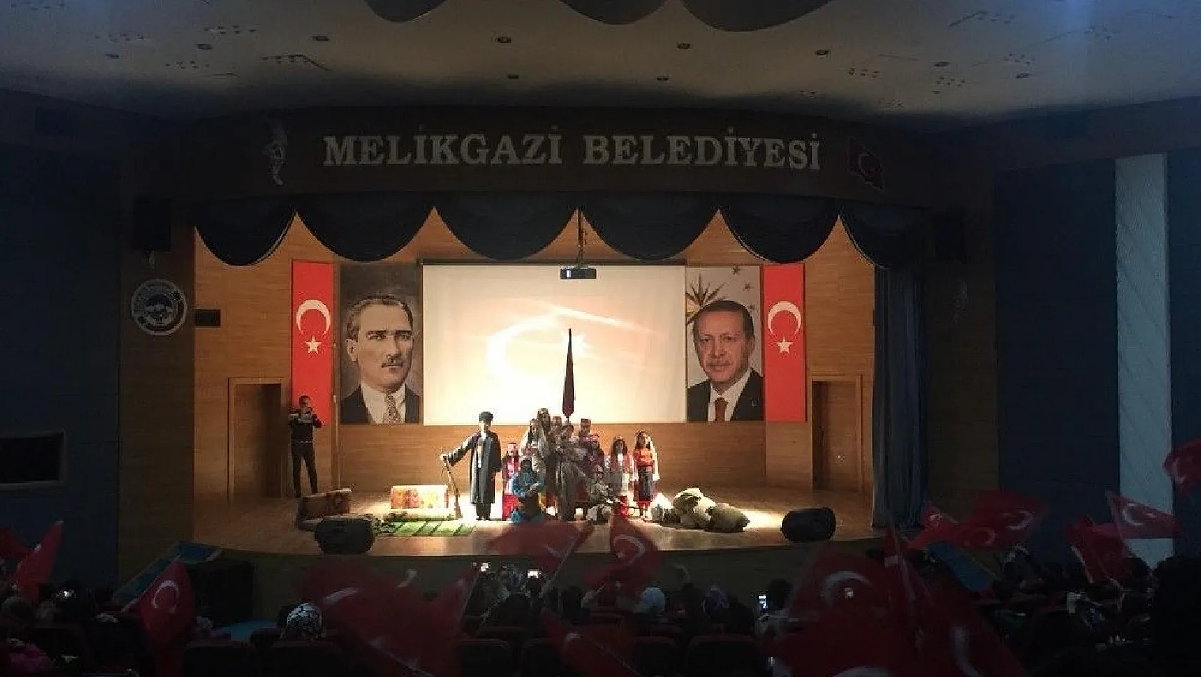 Melikgazi Belediyesi Çocuk Meclisi'nden 'İstiklal Marşı' konulu tiyatro gösterisi
