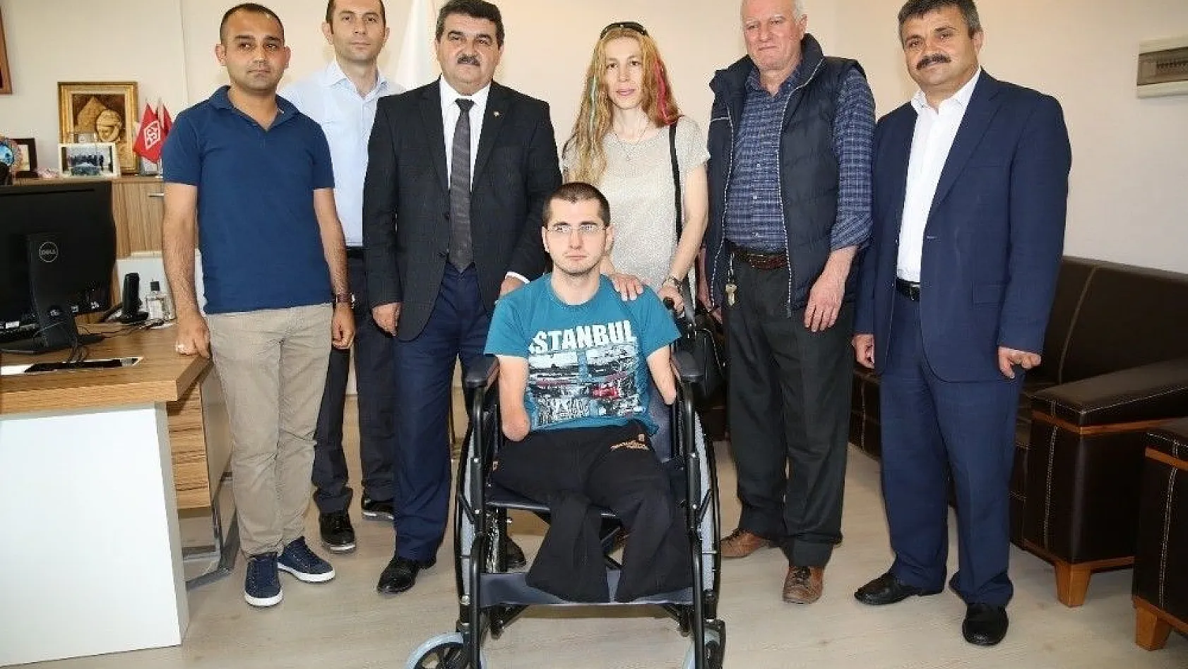Melikgazi Belediyesi topladığı mavi kapaklarla tekerlekli sandalye aldı