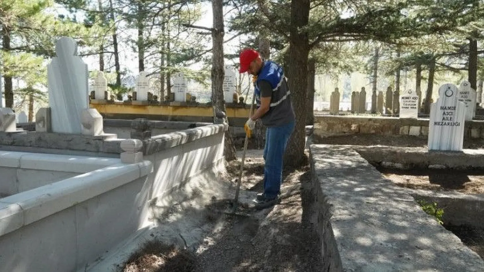 Melikgazi'de bayram öncesi mezarlıklar temizlendi