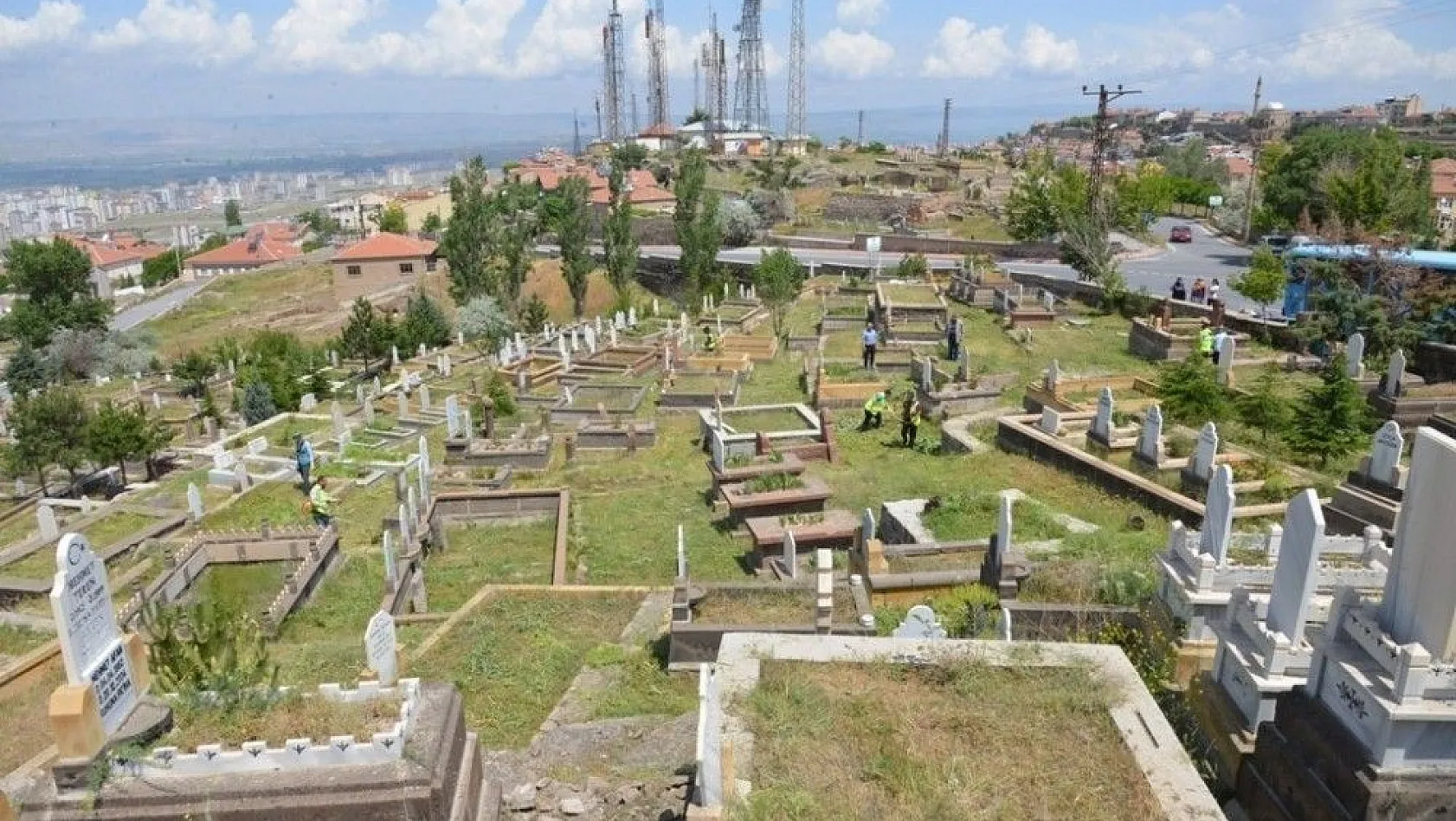 Melikgazi'de Mezarlıklar Bayram Ziyaretine Hazırlanıyor