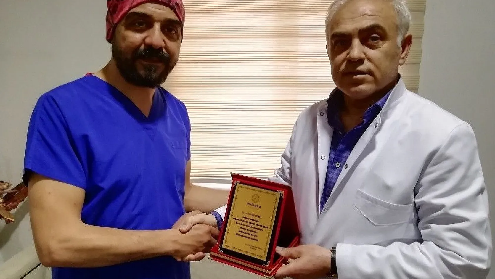 Melikgazi Hastanesinden Yılın En Başarılı Cerrahına Plaket