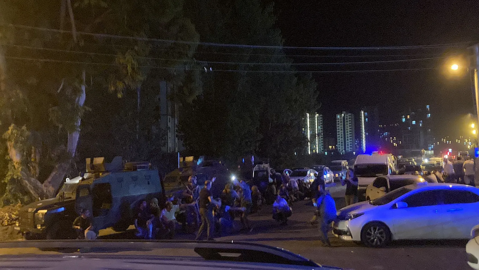 Mersin'de polis noktasına bombalı araçla saldırı: 1'i ağır 2 polis yaralı