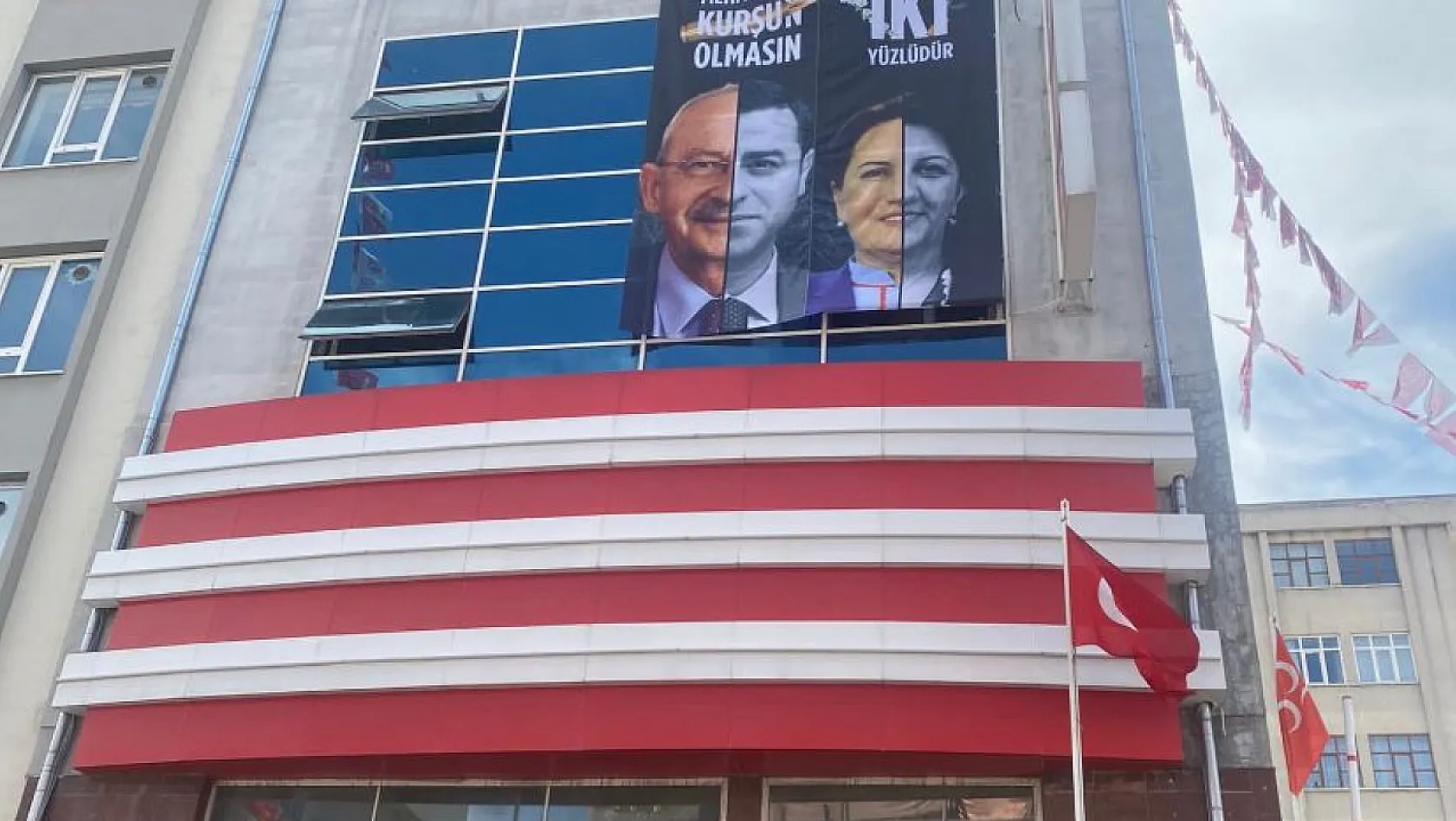 MHP, İstanbul'da tepki çeken ve kaldırılan pankartı bu kez Kayseri'de de açtı!