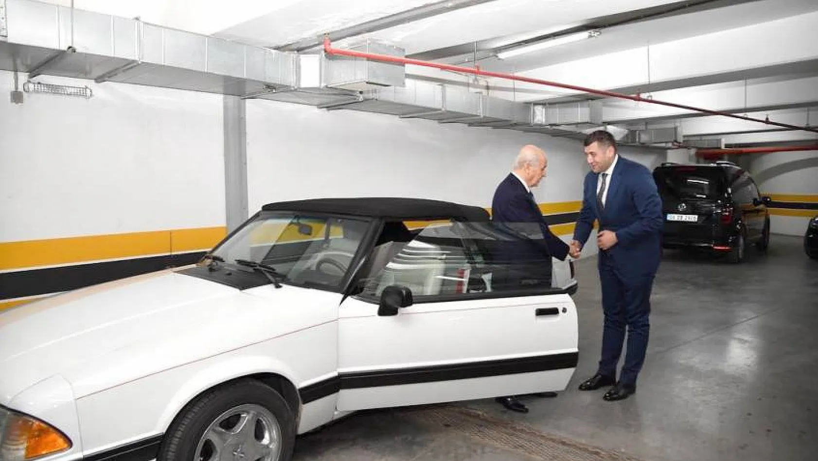 MHP Lideri Bahçeli, BJK plakalı otomobili Ersoy'a hediye etti