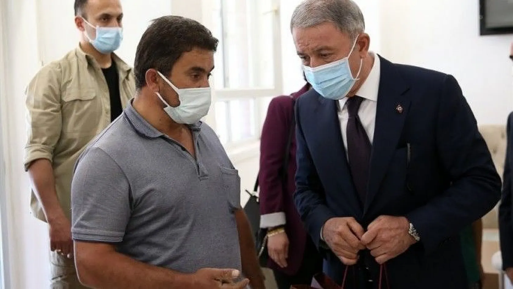 Milli Savunma Bakanı Akar, Kayseri'de şehit yakınları ve gazilerle bayramlaştı