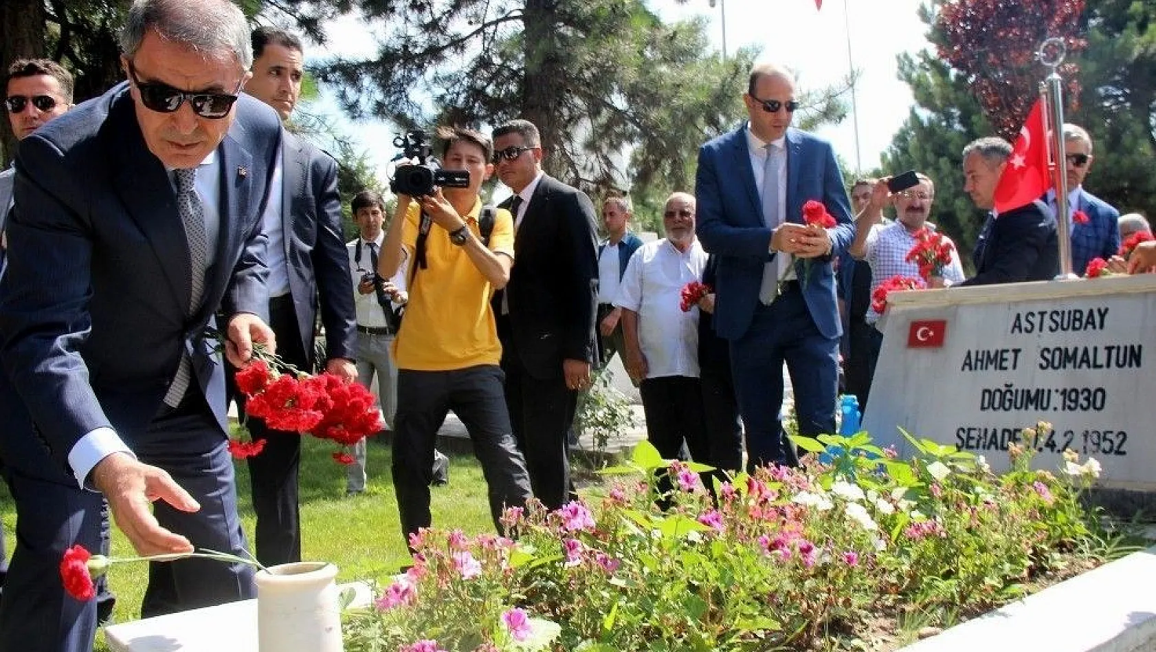 Milli Savunma Bakanı Akar Kayseri'de hava şehitliğini ziyaret etti
