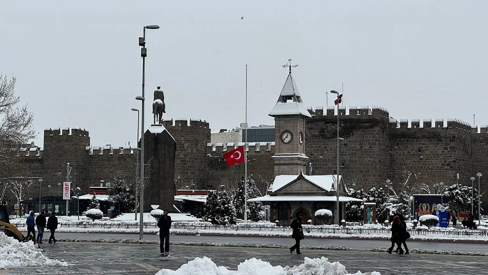 Kayseri'de bayraklar yarıya indirildi