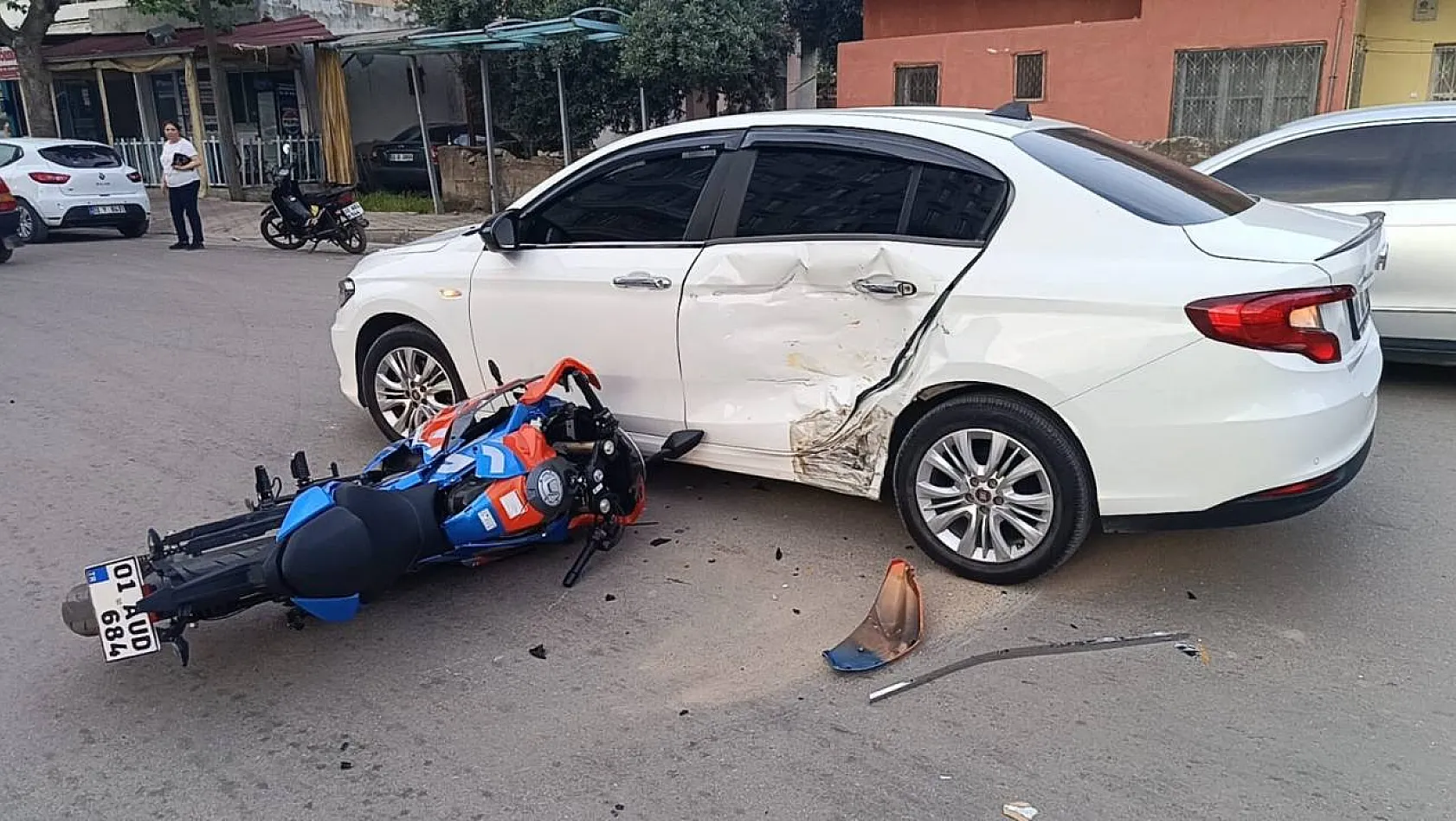 Kozan'da motosiklet ve otomobil çarpıştı: 1 yaralı!