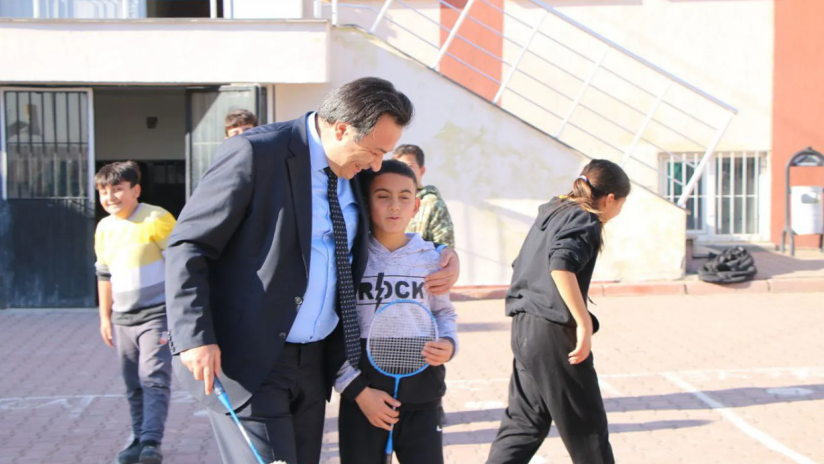Müdür, öğrencilerle badminton oynadı