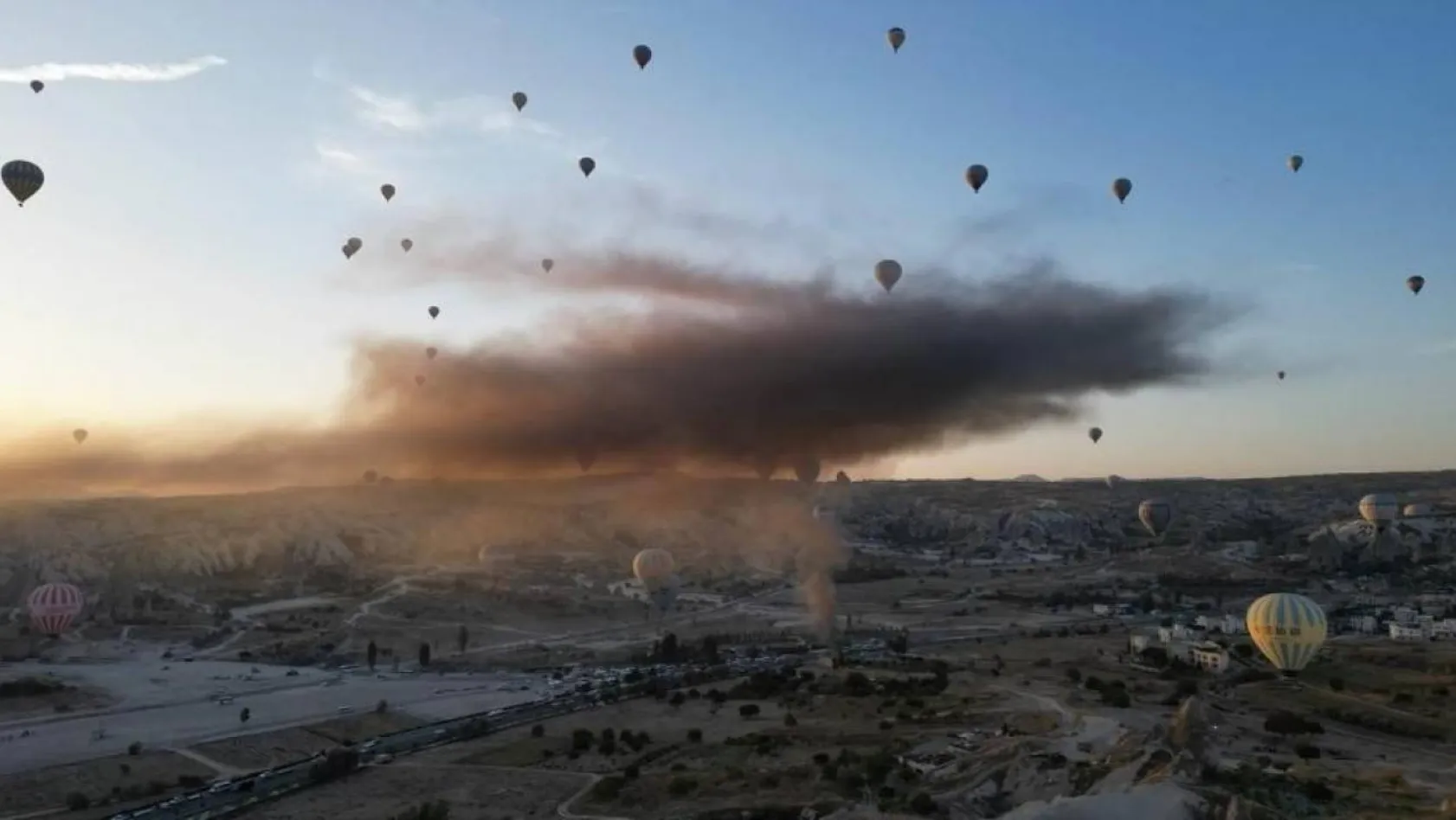 Depoda yangın: Dumanlar sıcak hava balonları ile havaya yükseldi