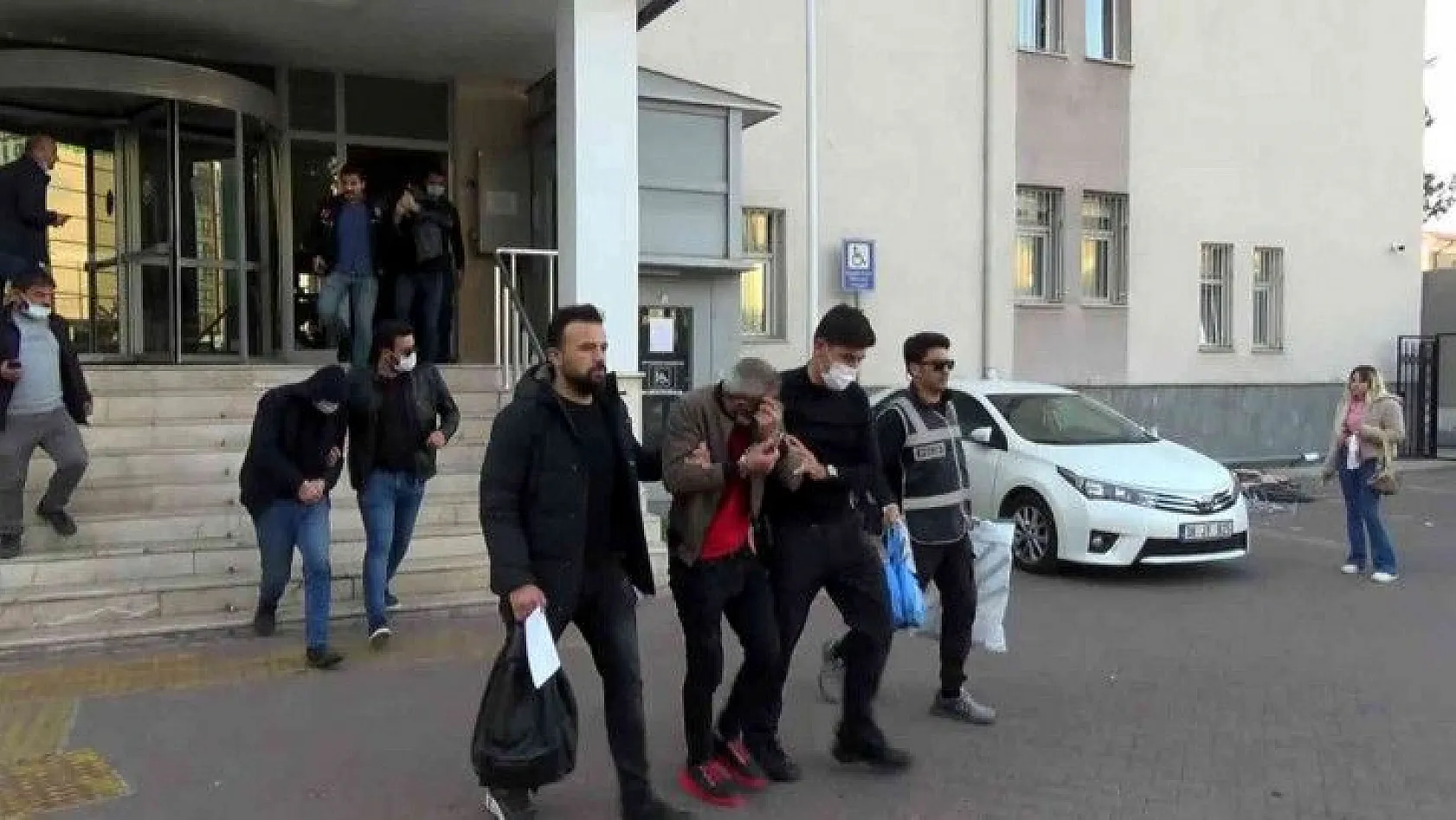 Kayseri'de yakalanan 3 kişi ekiplere teslim edildi