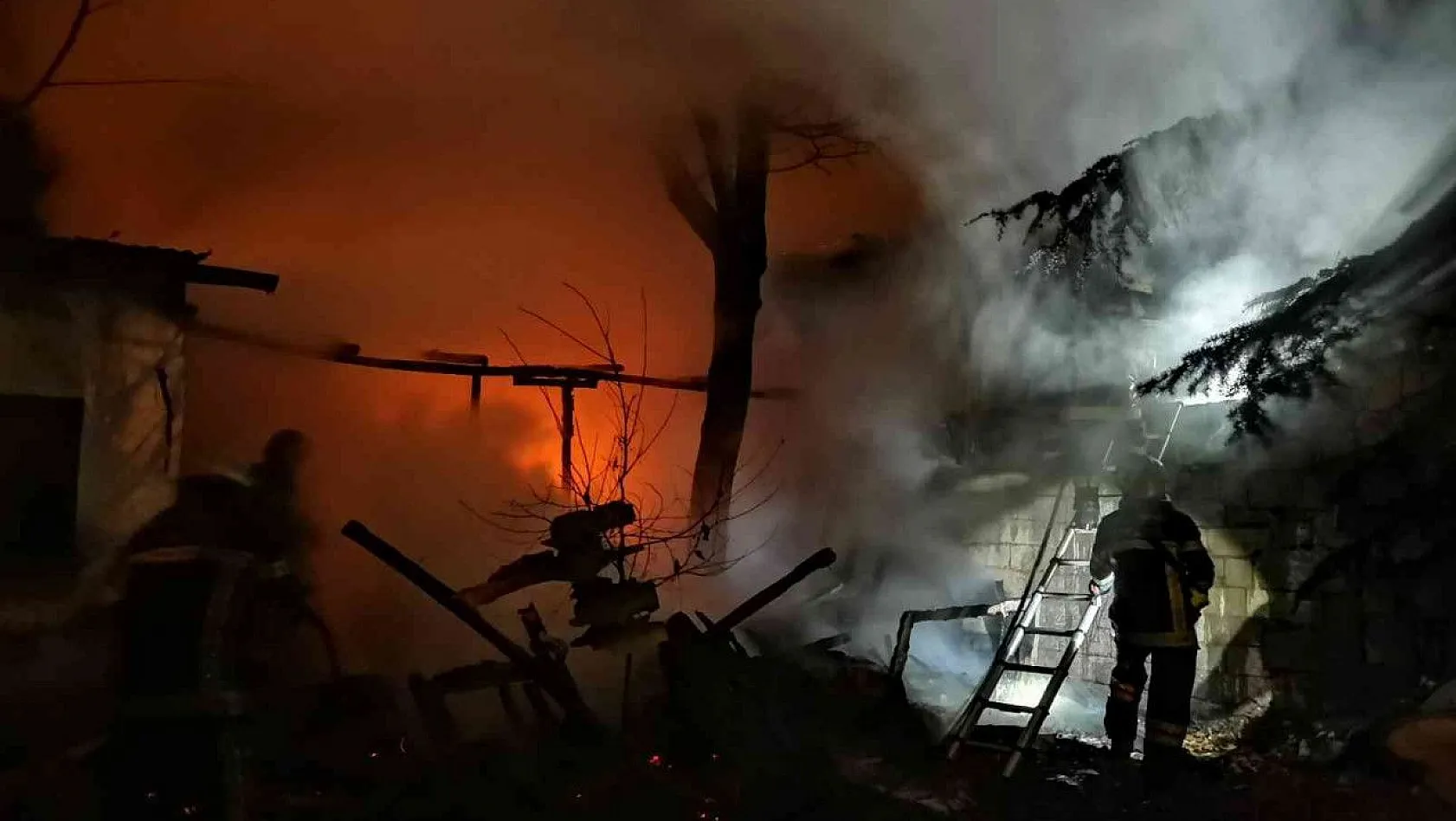 Odunlukta çıkan yangın 2 eve hasar verdi
