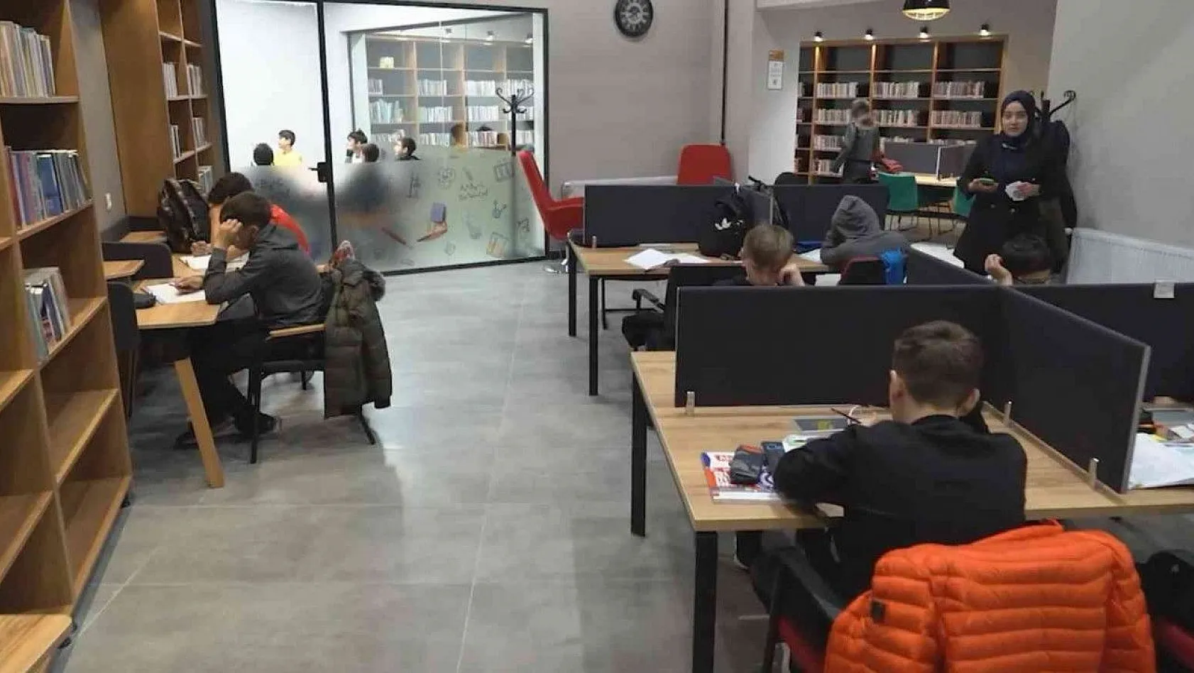 Öğrenciler ara tatil kampını akıl küpü kütüphanesinde yapıyor