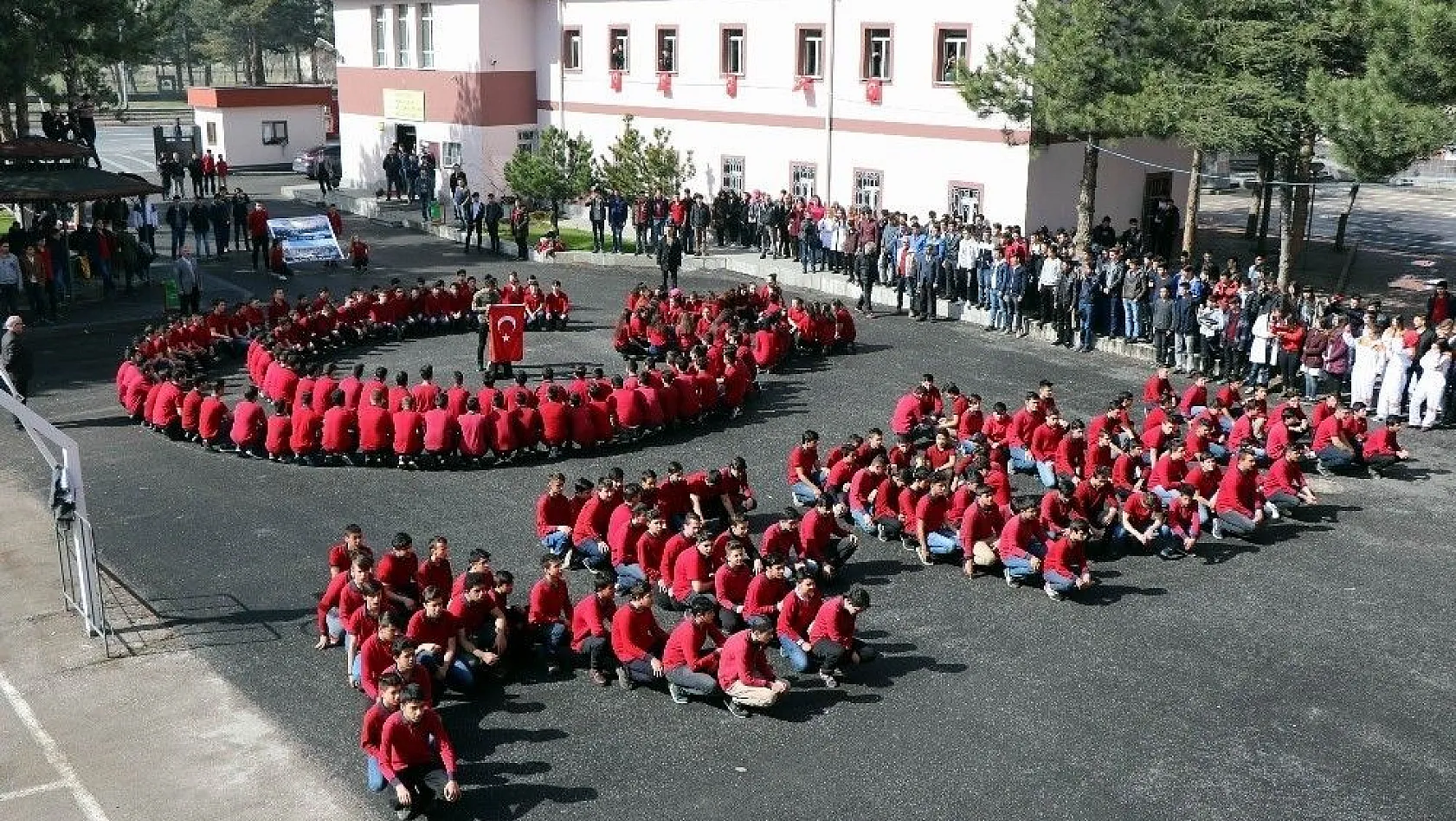 Öğrencilerden 'Afrin' koreografisi
