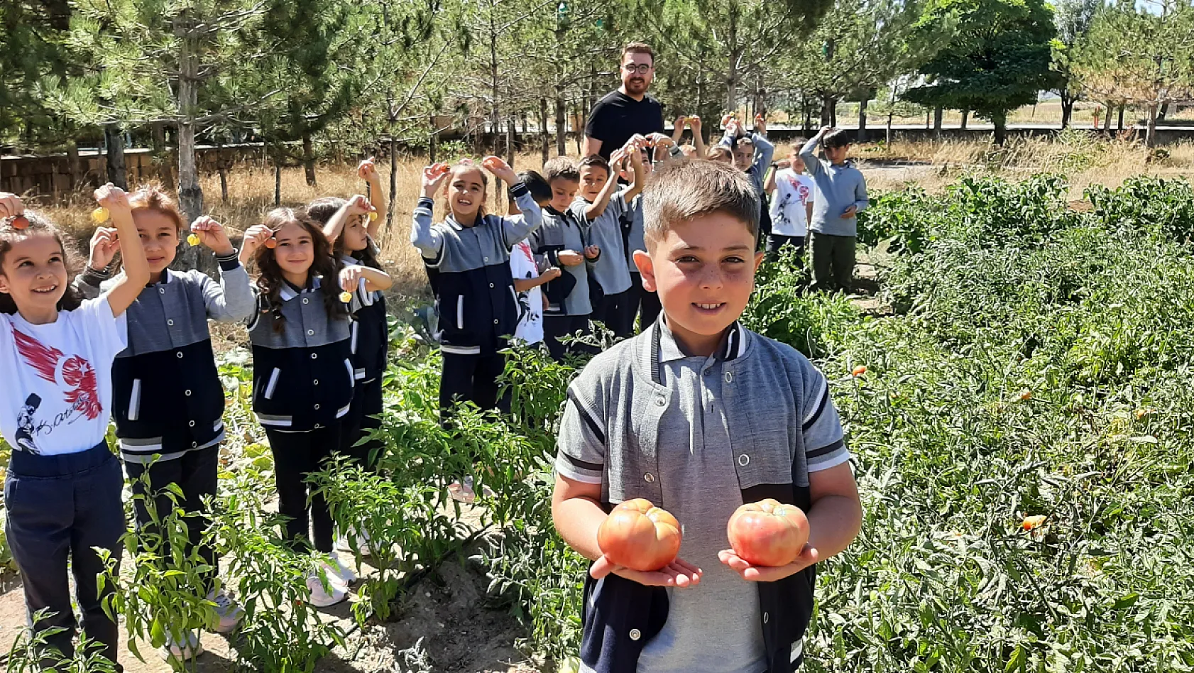 Okulun bahçesinde yetiştirdikleri sebzeleri hasat ettiler!