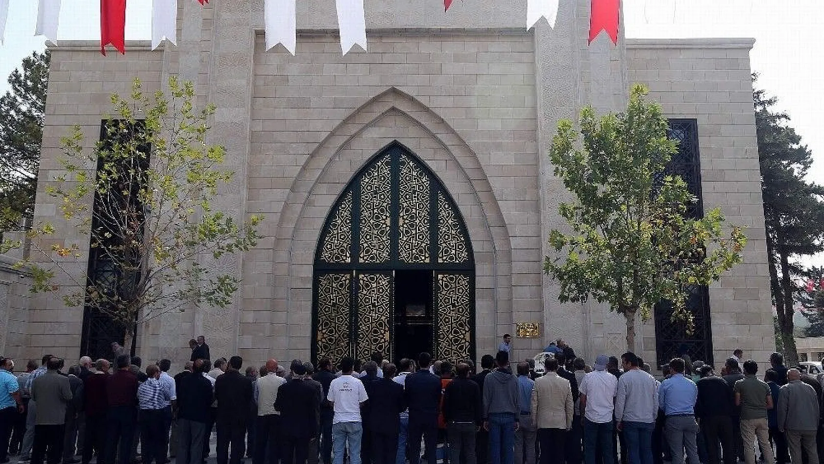 Orgeneral Hulusi Akar Camii'nde cenazelerin kaldırılmasına başlandı