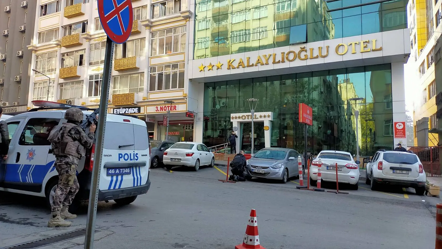 Otelde silahlı saldırı: 2'si polis 5 yaralı