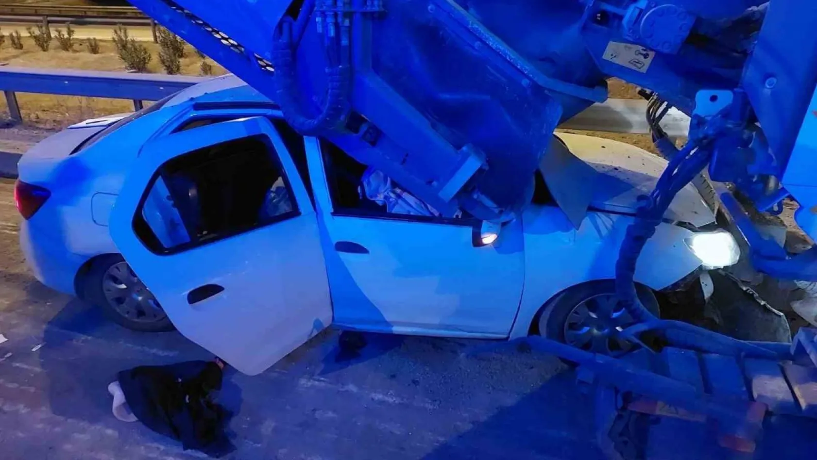 Otomobil asfalt makinesine arkadan çarptı: 1 ölü, 4 yaralı
