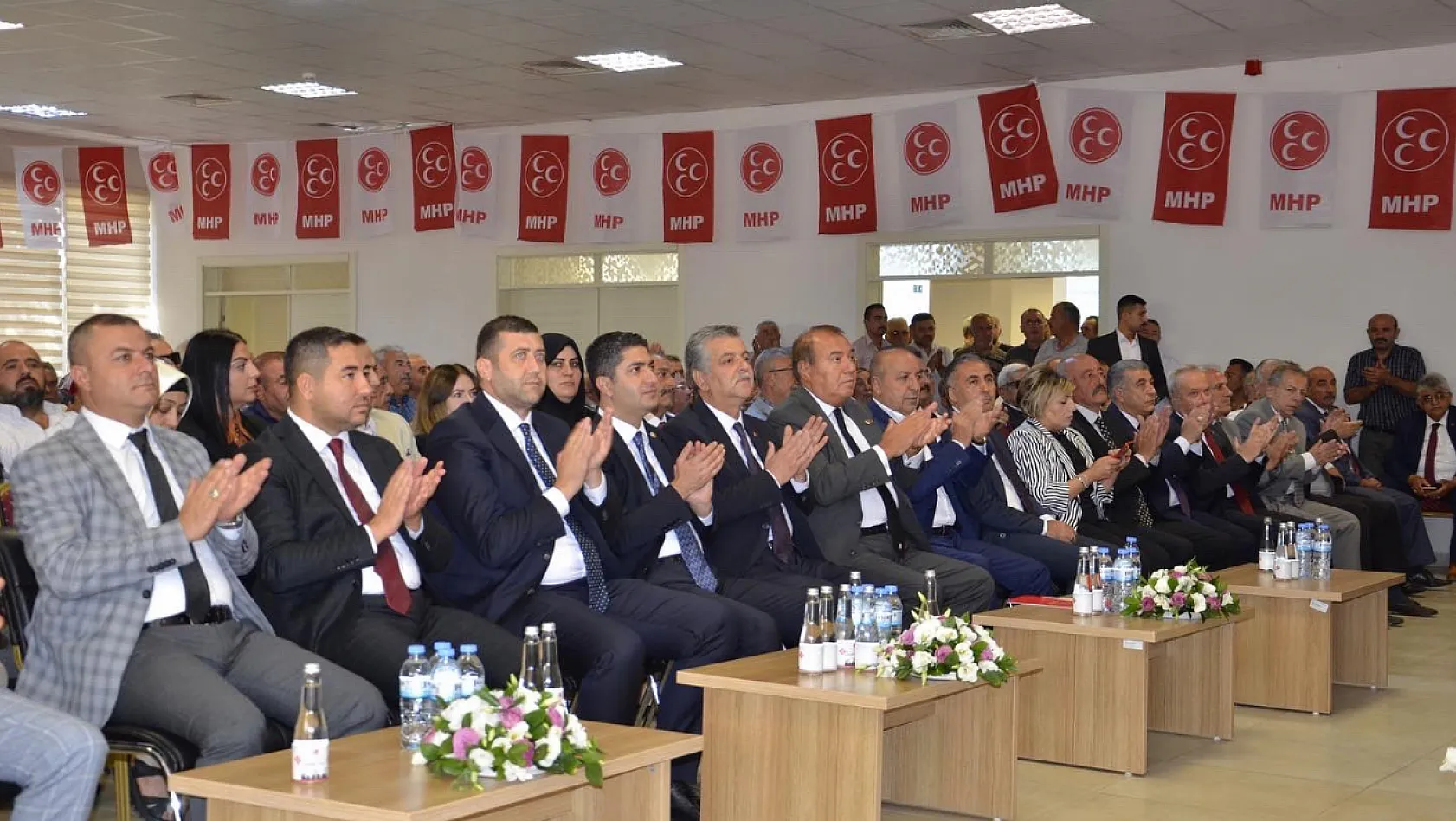 Özdemir: Dünya krizlerle boğuşurken, Türkiye Cumhurbaşkanlığı sistemiyle kendi istikrarını sağlıyor