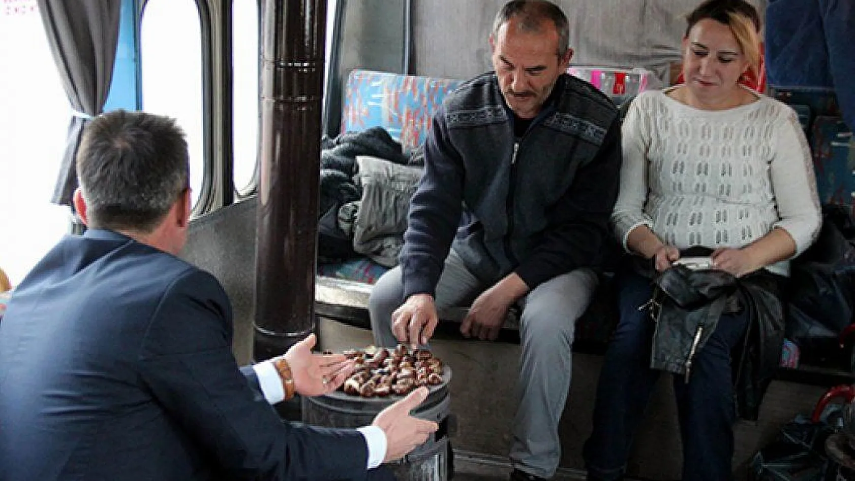 Otobüsün içinde çay demleyip kestane pişiriyorlar