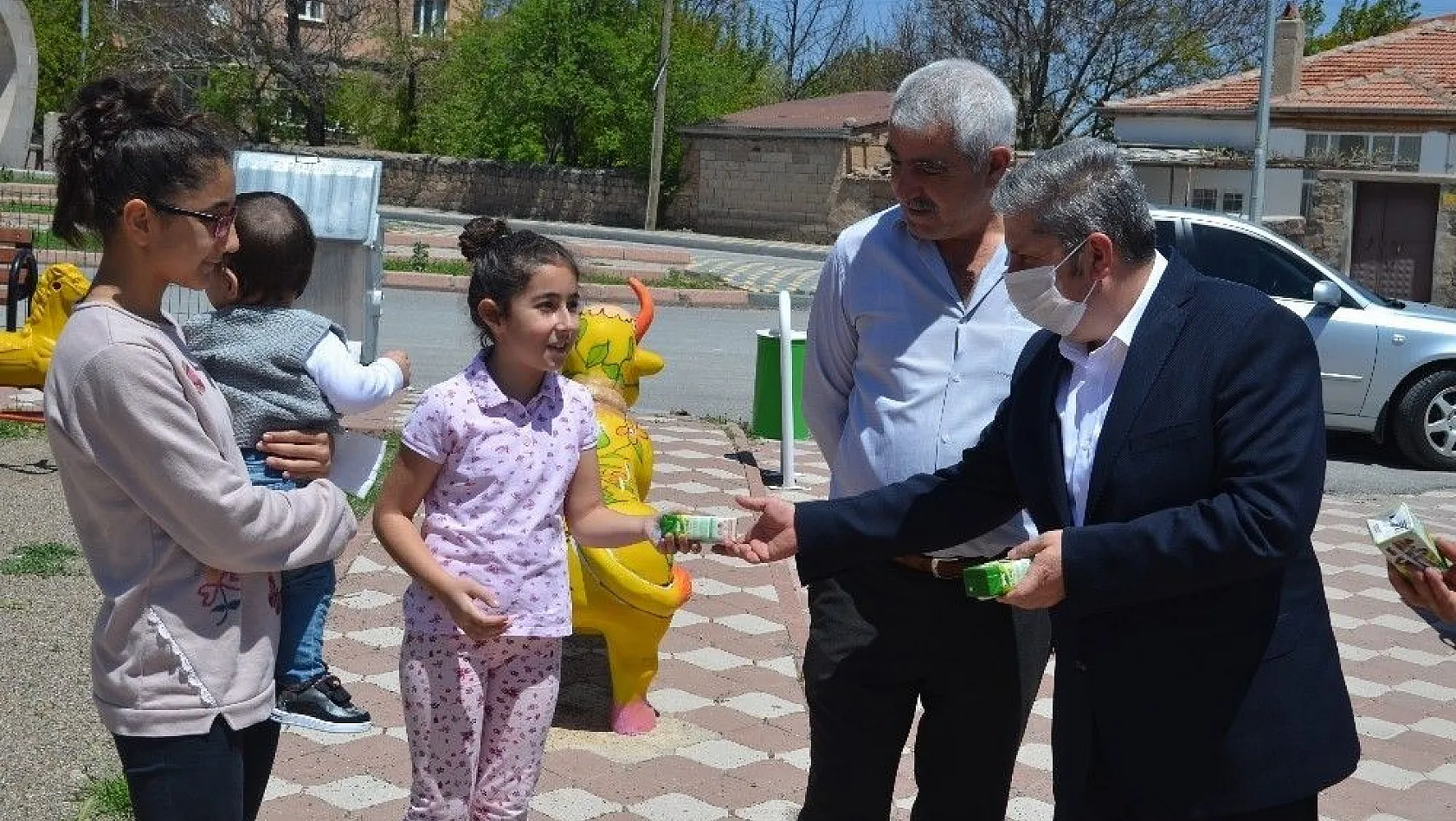 Parklara akın eden çocukları Başkan Özkan Altun karşıladı
