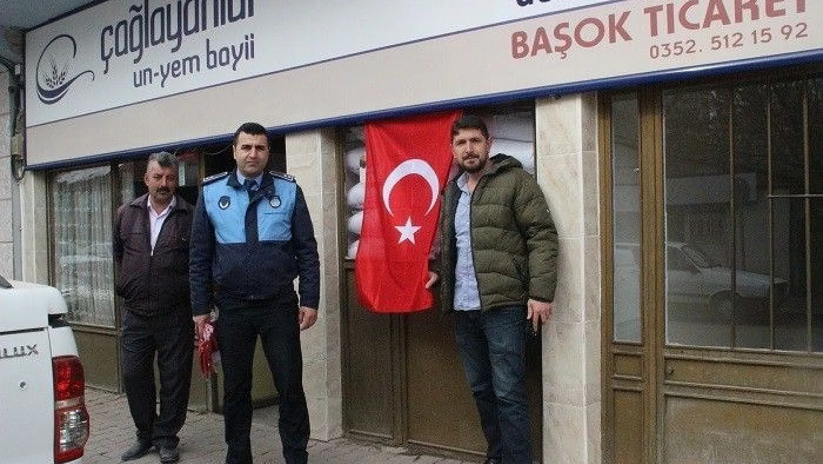 Pınarbaşı Belediyesi esnafa Türk Bayrağı dağıttı
