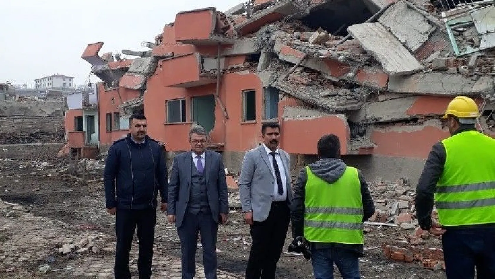 Pınarbaşı ilçesinden yola çıkan yardım tırı deprem bölgesine ulaştı