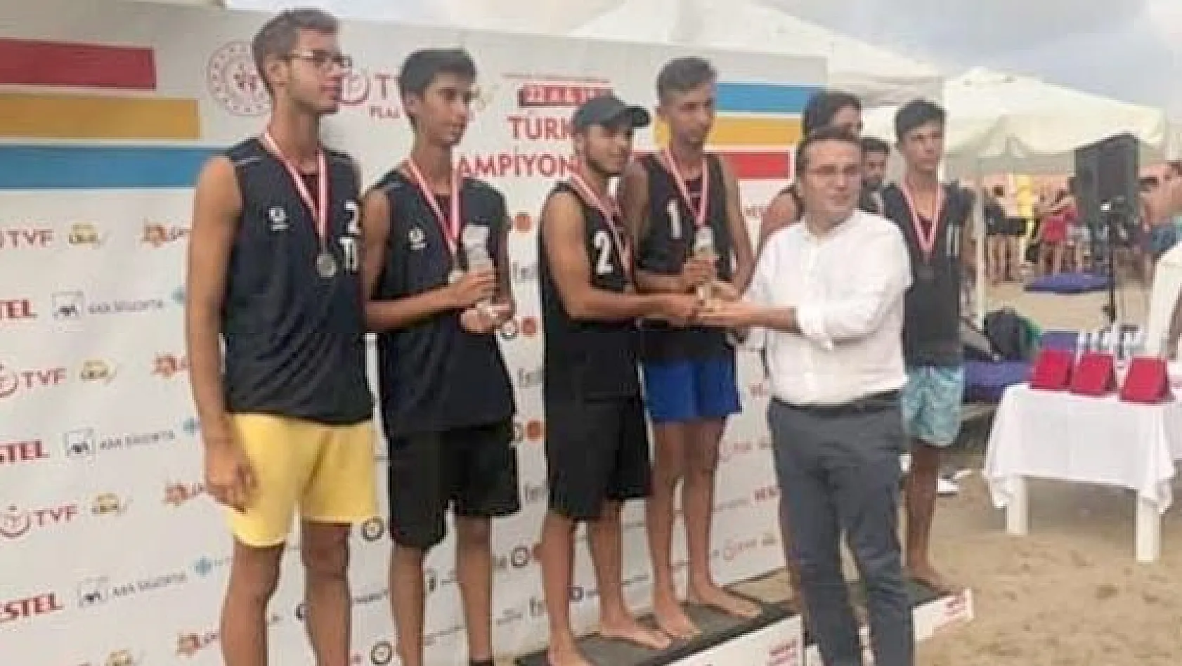 Plajı olmayan şehrin sporcuları Plaj Voleybolu Türkiye şampiyonu oldu