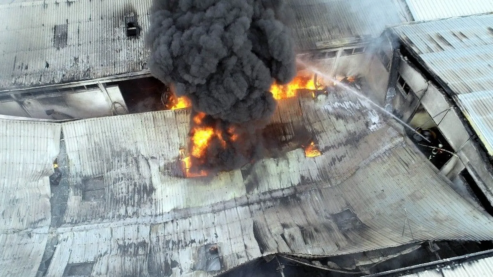 Plastik boru fabrikasındaki yangın havadan görüntülendi

