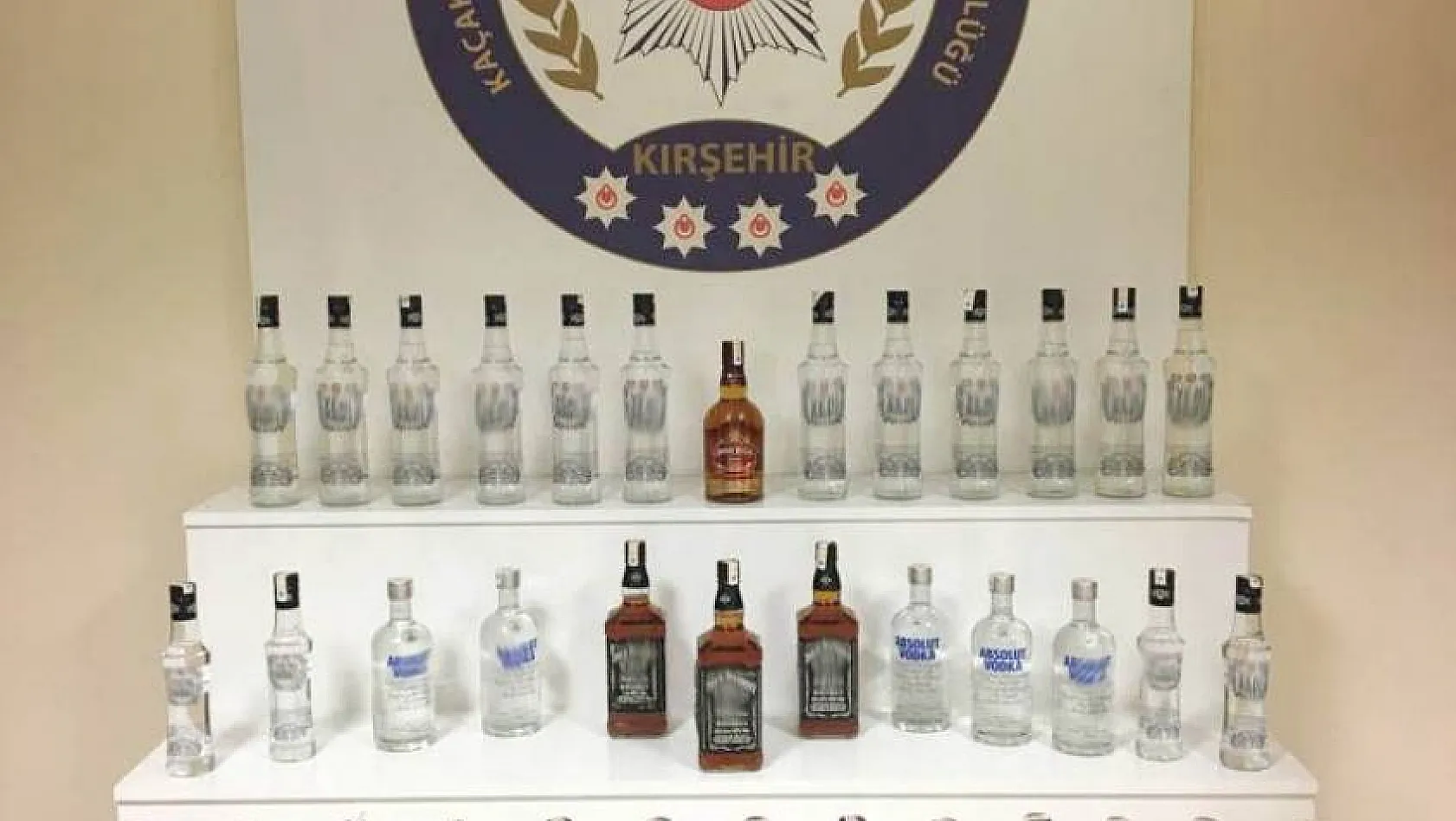 Polis, halılara gizlenmiş 51 şişe kaçak içki buldu 
