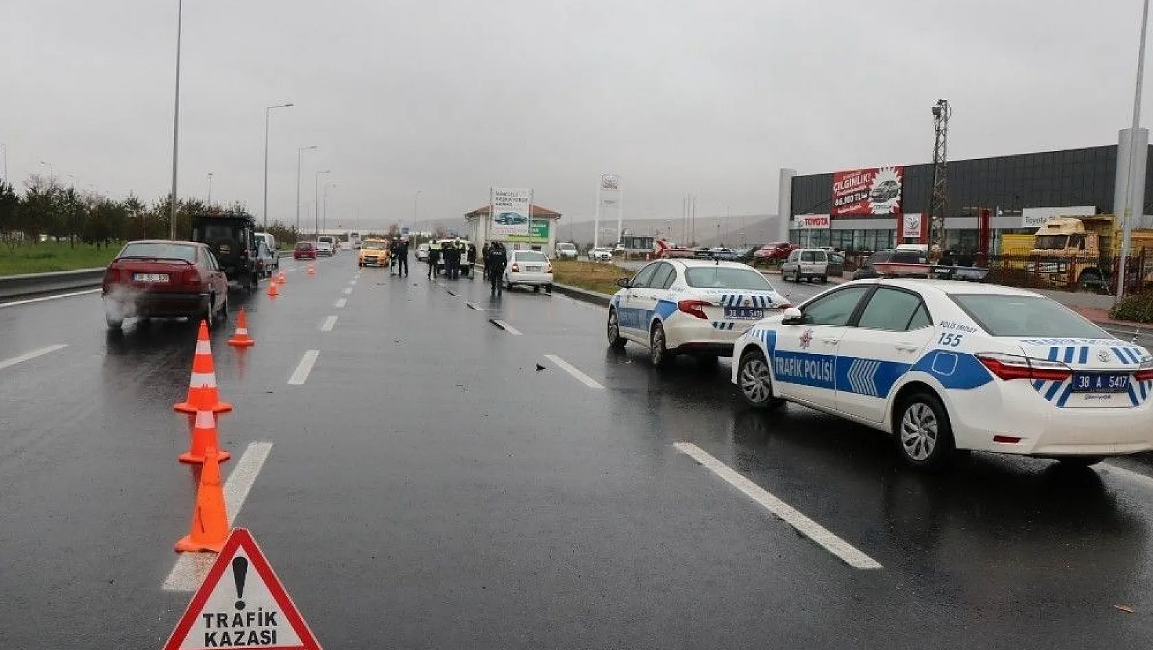 Polisten kaçan araç refüje çarpıp yan yattı: 1'i ağır 2 yaralı