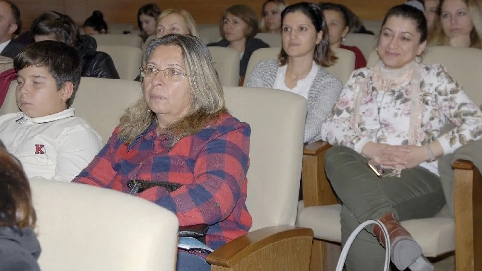 Prof. Dr. Kurtoğlu öğrencilere obezite ve erken ergenliği anlattı
