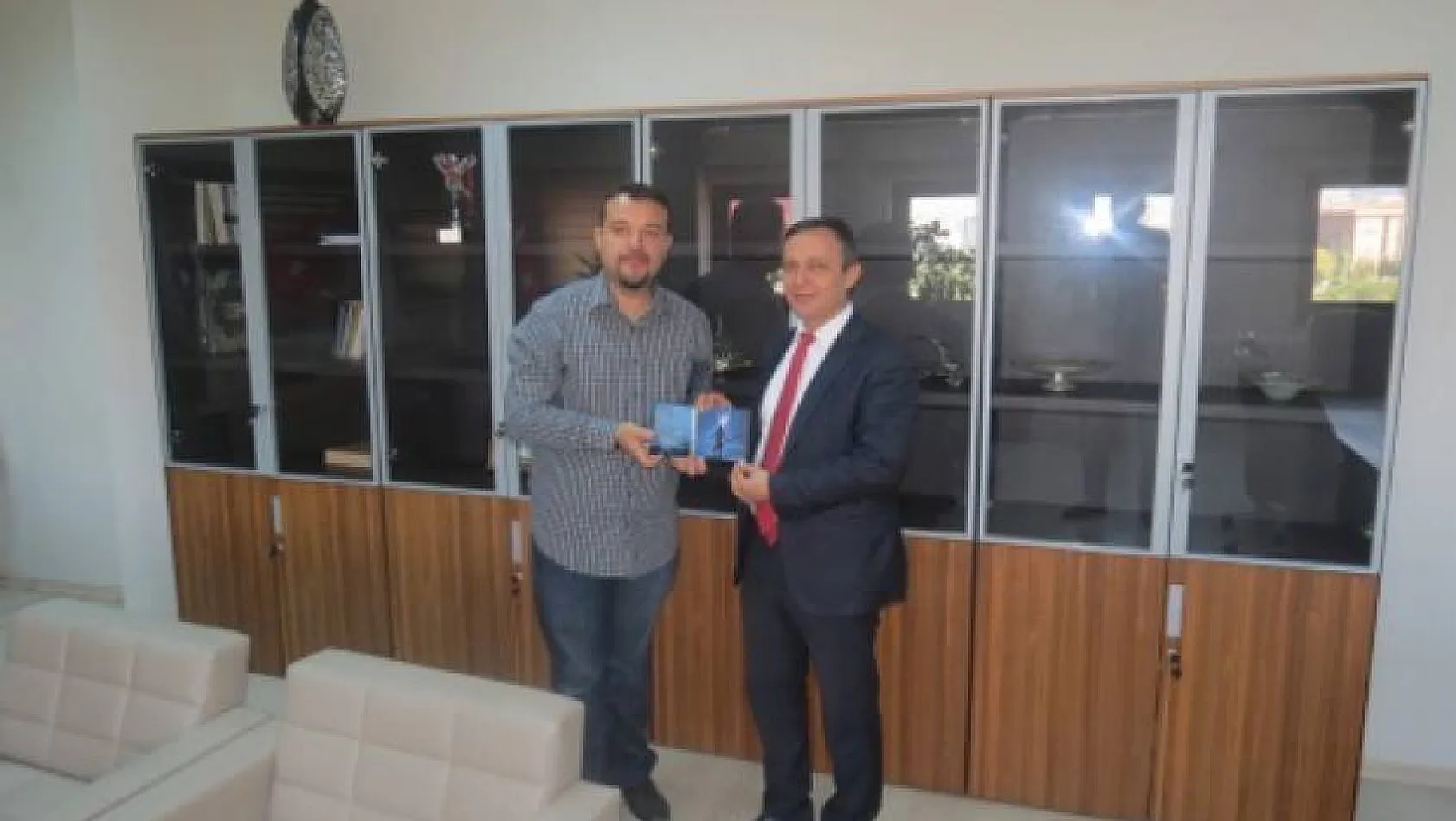 Rektör'e İmzalı Murat Kekilli albümü hediye ettiler
