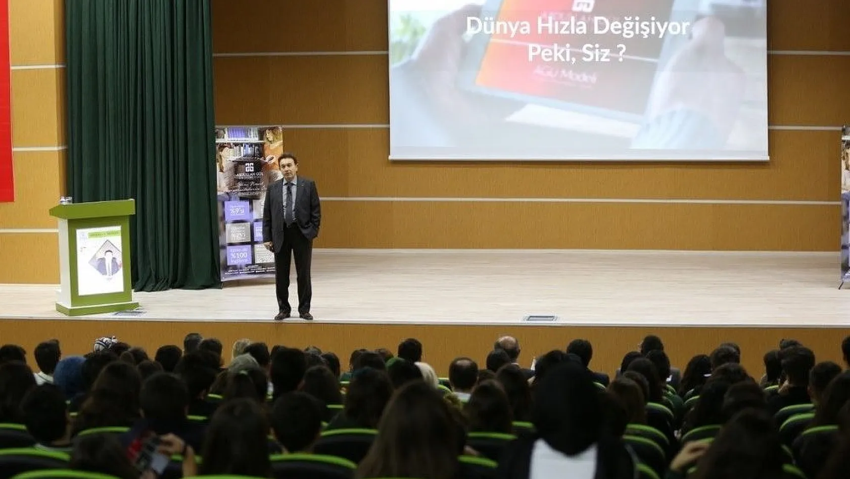 Rektör Sabuncuoğlu öğrencilere, dünyadaki değişimi ve eğitime etkisini anlattı
