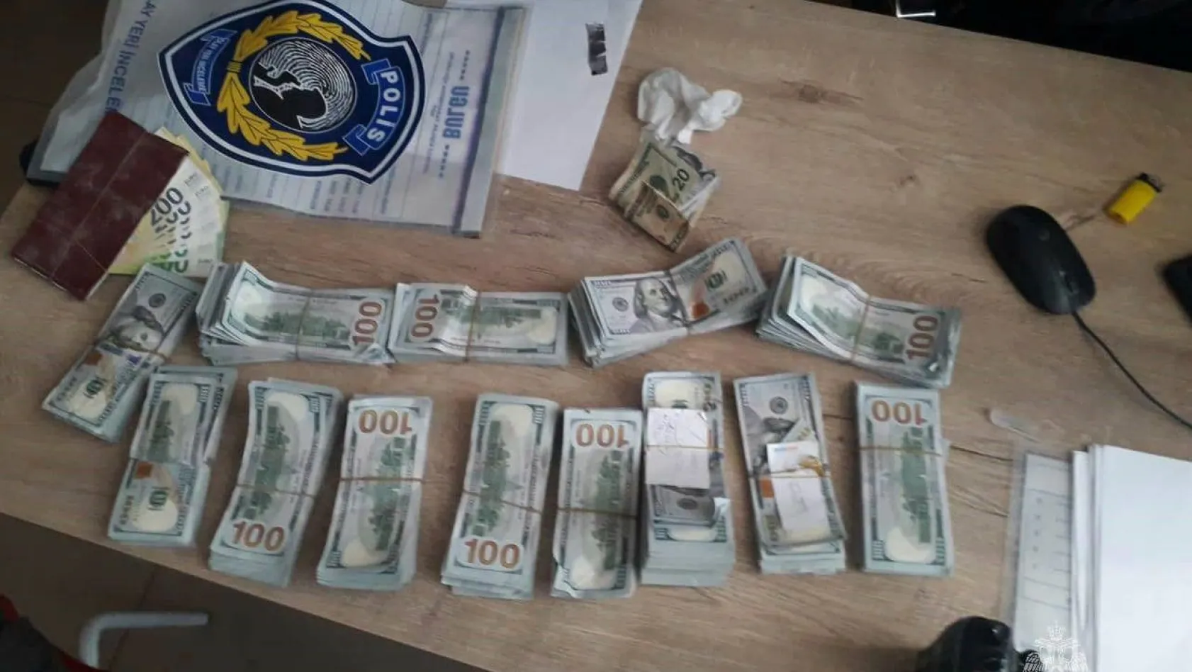 Rus ekip Kahramanmaraş'ta enkazda bulduğu 150 bin doları polise teslim etti