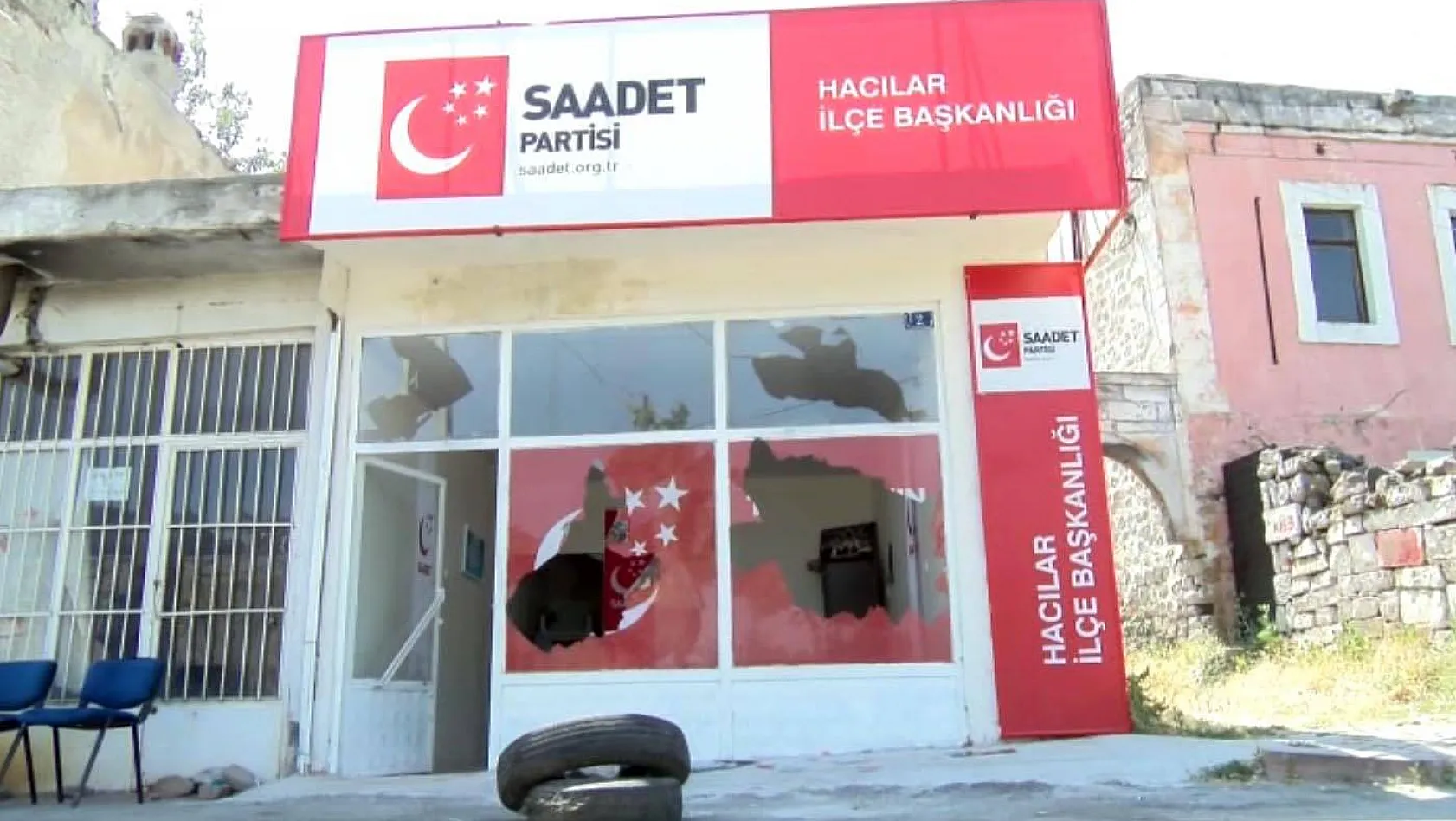 Saadet Partisi'nin ilçe binasının camlarının kırılması olayının arkasından sevgililerin tartışması çıktı